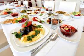 Ramazana sayılı günler kaldı, sofralardaki fiyat makası açıldı: 4 kişilik lüks iftar, 30 ramazan kolisine bedel