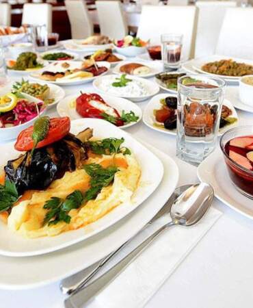 Ramazana sayılı günler kaldı, sofralardaki fiyat makası açıldı: 4 kişilik lüks iftar, 30 ramazan kolisine bedel