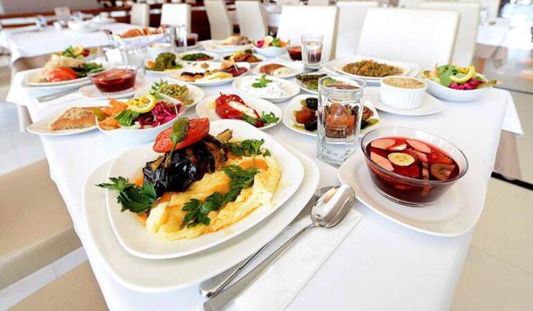 Ramazana sayılı günler kaldı, sofralardaki fiyat makası açıldı: 4 kişilik lüks iftar, 30 ramazan kolisine bedel