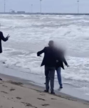 Sahilde gergin anlar! Kızını göremediğini iddia eden baba denize atlamaktan vazgeçirildi