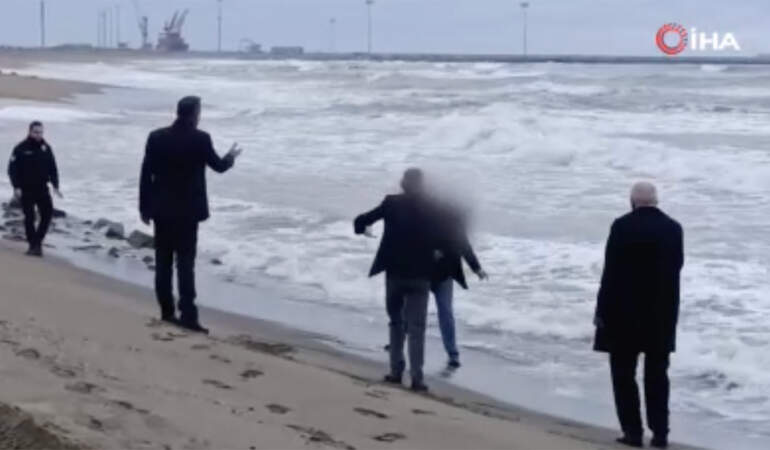 Sahilde gergin anlar! Kızını göremediğini iddia eden baba denize atlamaktan vazgeçirildi