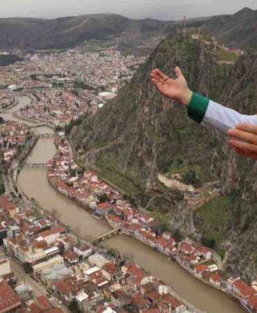 Geçen yıl kurumuştu bu yıl su seviyesi 2 metre yükseldi! Yeşilırmak Nehri’nde bereket: Piknik masaları akıntıya kapıldı