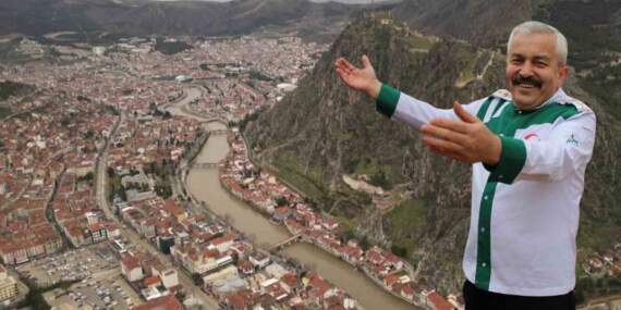 Geçen yıl kurumuştu bu yıl su seviyesi 2 metre yükseldi! Yeşilırmak Nehri’nde bereket: Piknik masaları akıntıya kapıldı
