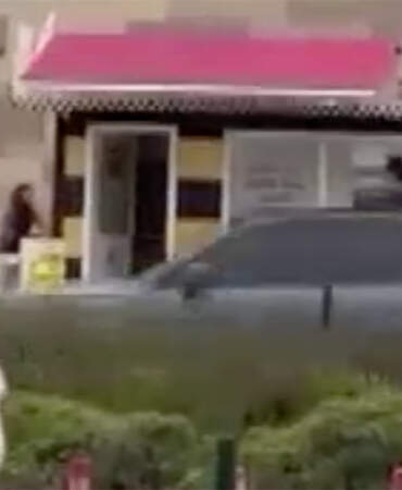 Taksiye binemeyen kadın taksi durağının camlarını kırdı! O anlar kamerada