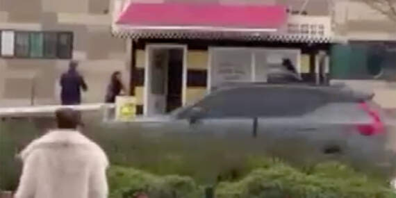 Taksiye binemeyen kadın taksi durağının camlarını kırdı! O anlar kamerada
