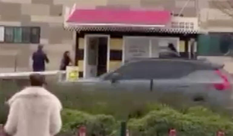 Taksiye binemeyen kadın taksi durağının camlarını kırdı! O anlar kamerada
