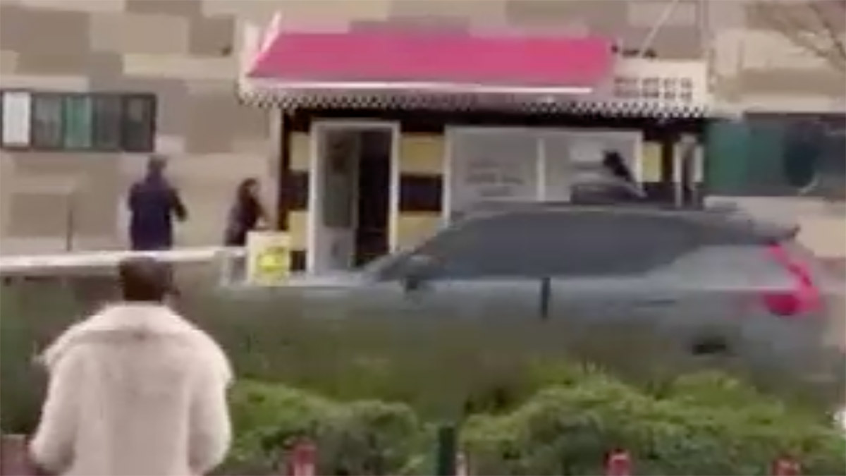 Taksiye binemeyen kadın taksi durağının camlarını kırdı! O anlar kamerada