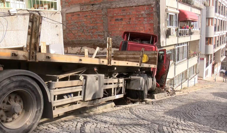 Beşiktaş’ta faciadan dönüldü! Yokuş aşağı kayan tır bir binaya çarptı