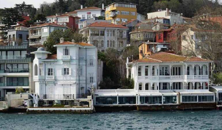 İki asrı devirdi, rekor fiyatıyla satışını bekliyor! İstanbul’un en dikkat çeken yalısı fiyatıyla dudak uçuklattı