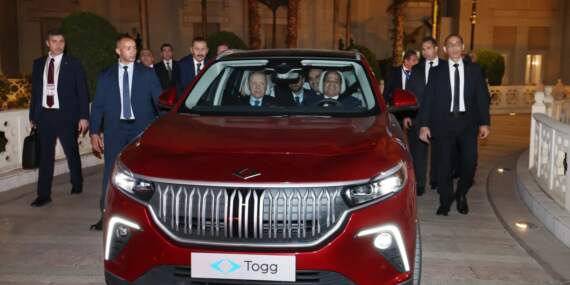 Erdoğan, Sisi’ye Togg hediye etti