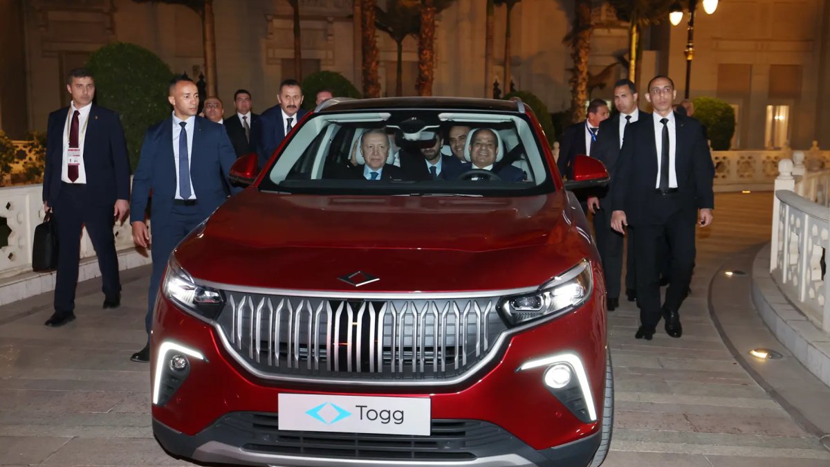 Erdoğan, Sisi’ye Togg hediye etti