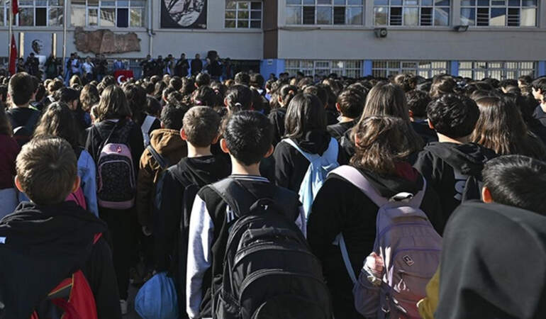 MEB’den genelge: Yarın tüm okullarda 1 dakikalık saygı duruşu yapılacak