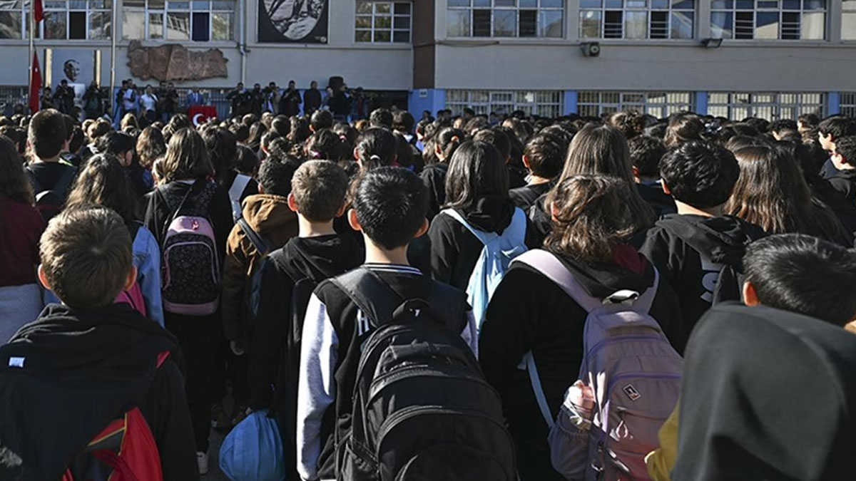 MEB’den genelge: Yarın tüm okullarda 1 dakikalık saygı duruşu yapılacak