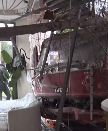 Freni boşalan vinç dehşet saçtı! Önce otomobili sürükledi, sonra diş polikliniğine daldı: Ortalık savaş alanına döndü