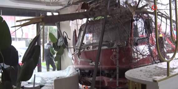 Freni boşalan vinç dehşet saçtı! Önce otomobili sürükledi, sonra diş polikliniğine daldı: Ortalık savaş alanına döndü