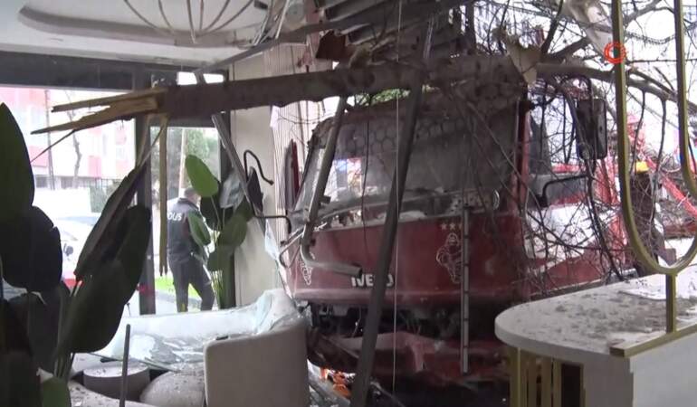 Freni boşalan vinç dehşet saçtı! Önce otomobili sürükledi, sonra diş polikliniğine daldı: Ortalık savaş alanına döndü