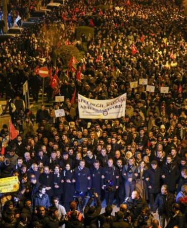 Depremin üçüncü yılında ‘sessiz yürüyüş’: Saat 04.17’de Saat Kulesi’ne karanfiller bırakıldı