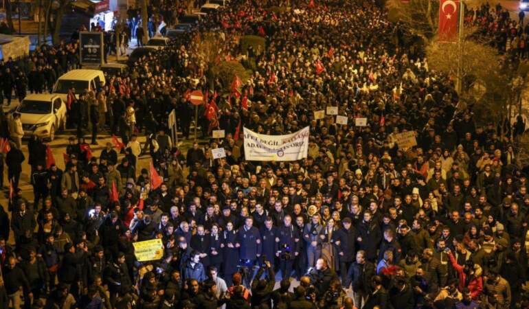 Depremin üçüncü yılında ‘sessiz yürüyüş’: Saat 04.17’de Saat Kulesi’ne karanfiller bırakıldı