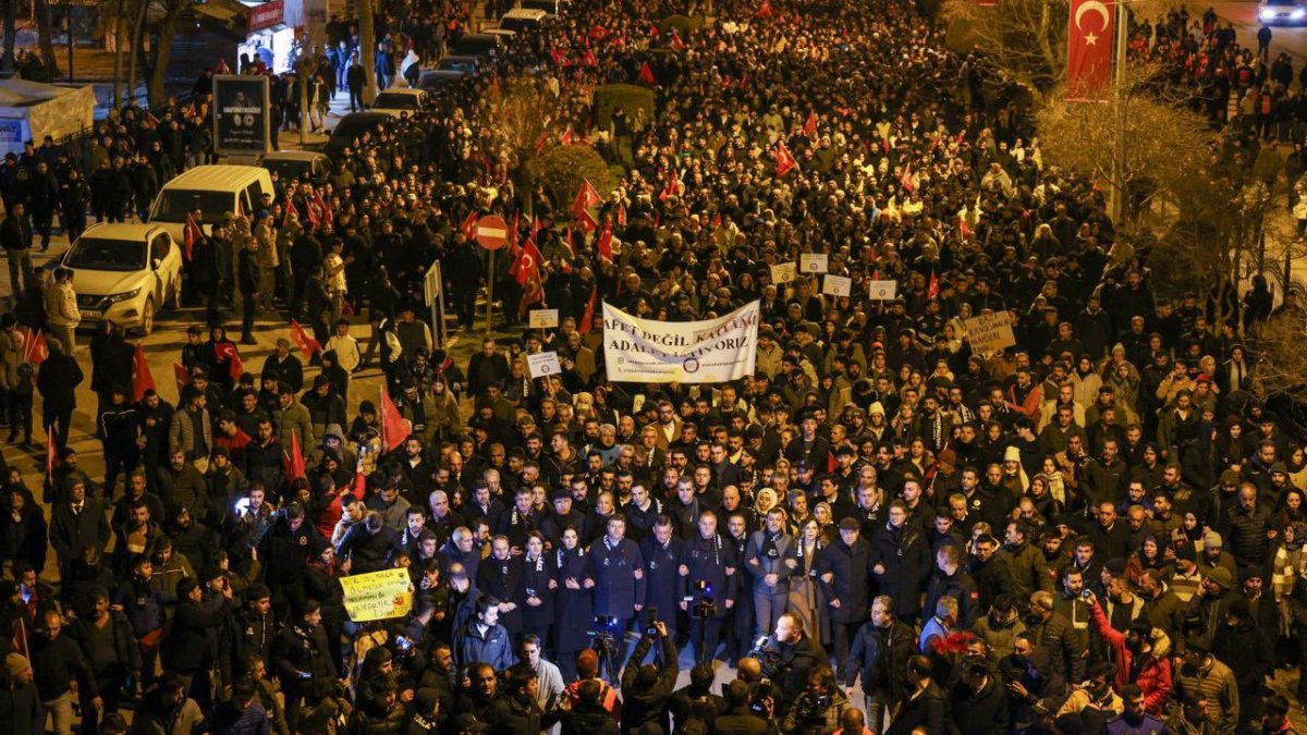 Depremin üçüncü yılında ‘sessiz yürüyüş’: Saat 04.17’de Saat Kulesi’ne karanfiller bırakıldı