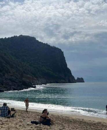 Maldivler ya da Hawaii değil! Türkiye kara teslimken, o ilimiz yazı yaşıyor! Şubat ayında plajıda deniz keyfi yapıyorlar