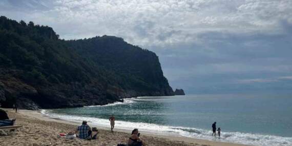 Maldivler ya da Hawaii değil! Türkiye kara teslimken, o ilimiz yazı yaşıyor! Şubat ayında plajıda deniz keyfi yapıyorlar