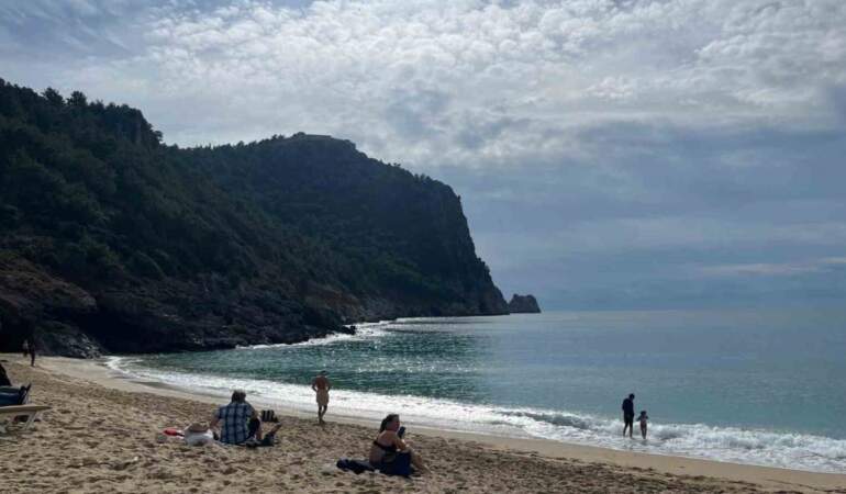 Maldivler ya da Hawaii değil! Türkiye kara teslimken, o ilimiz yazı yaşıyor! Şubat ayında plajıda deniz keyfi yapıyorlar