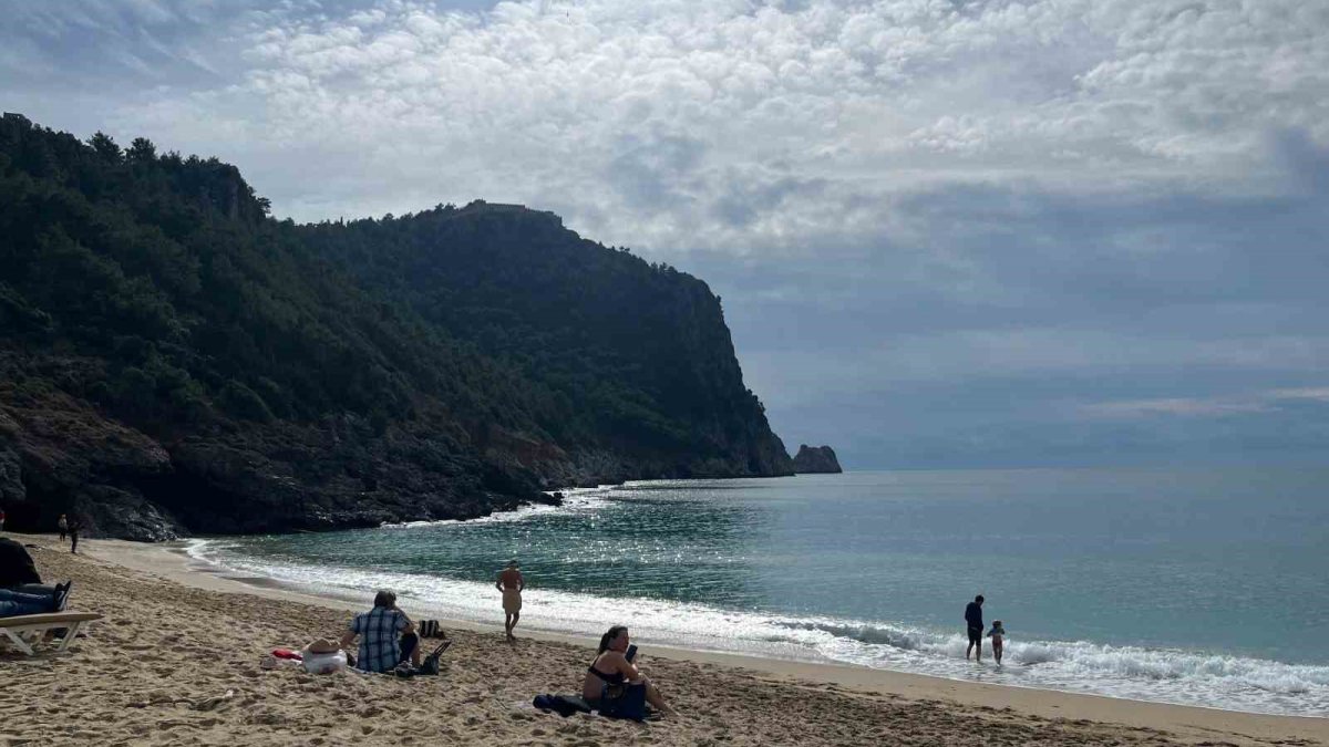 Maldivler ya da Hawaii değil! Türkiye kara teslimken, o ilimiz yazı yaşıyor! Şubat ayında plajıda deniz keyfi yapıyorlar