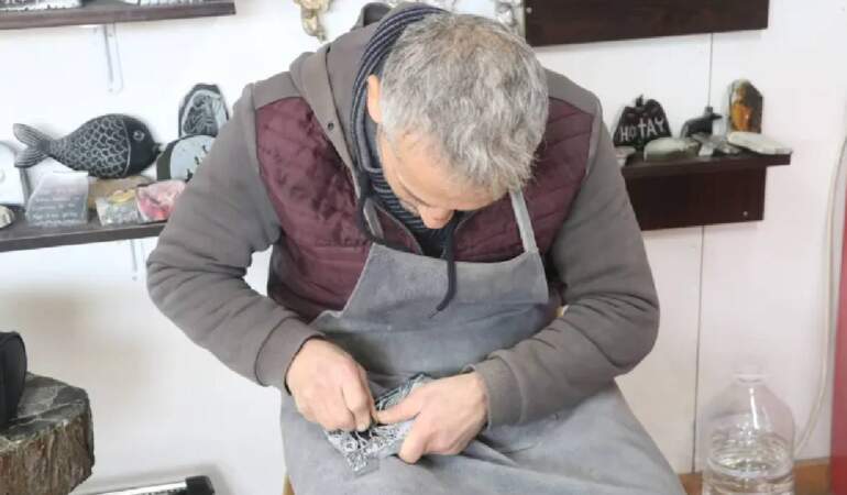 Hobi diye başladı hayal edemeyeceği noktaya ulaştı! 25 yıllık emek: Ekmeğini gerçekten ‘Taştan’ çıkarıyor