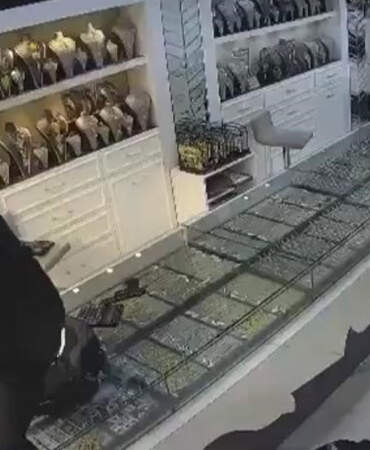 Batman’da 90 saniyelik kuyumcu soygunu: Kar maskeli 2 şüpheli 1 kilo altınla kaçtı