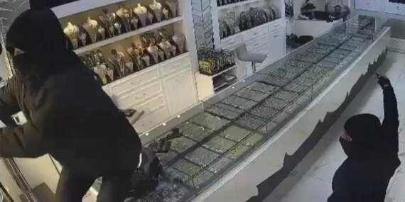 Batman’da 90 saniyelik kuyumcu soygunu: Kar maskeli 2 şüpheli 1 kilo altınla kaçtı