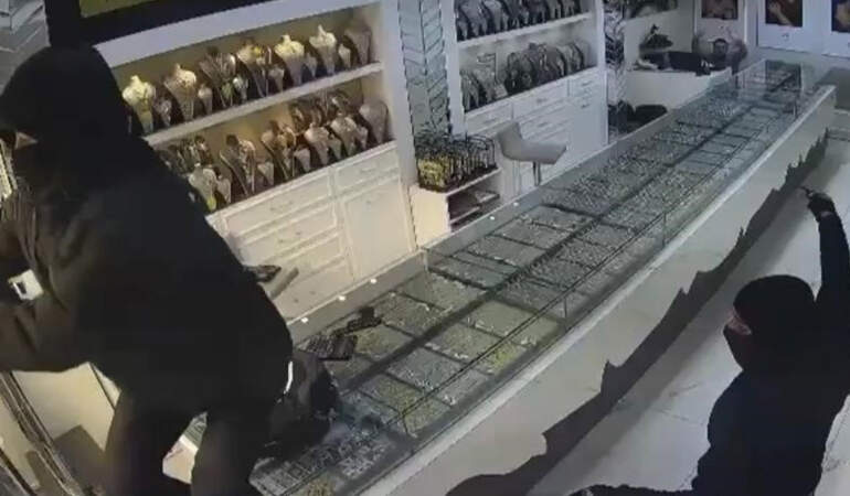 Batman’da 90 saniyelik kuyumcu soygunu: Kar maskeli 2 şüpheli 1 kilo altınla kaçtı