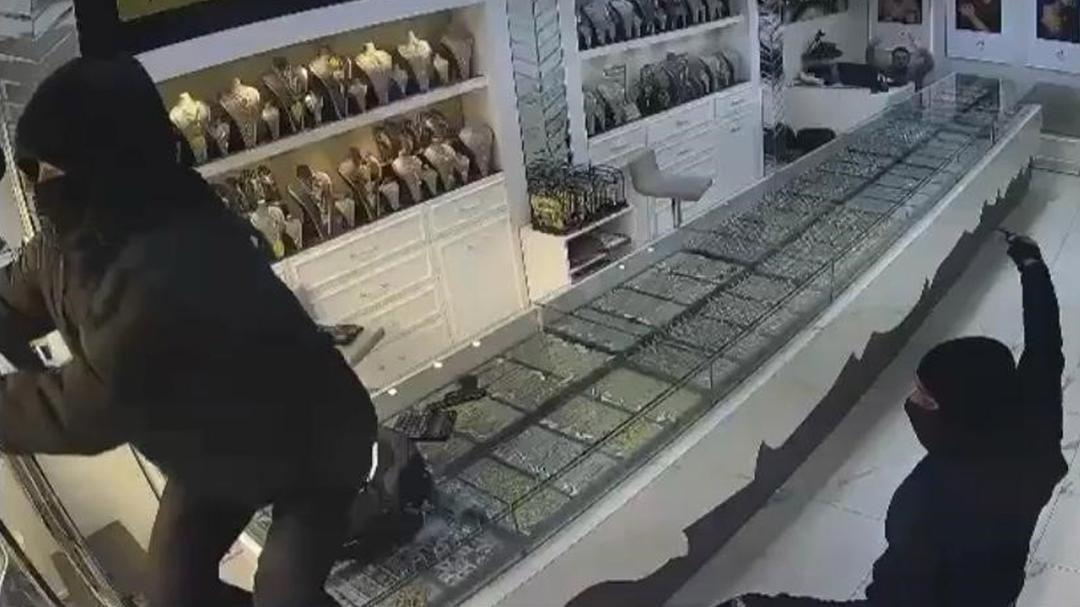 Batman’da 90 saniyelik kuyumcu soygunu: Kar maskeli 2 şüpheli 1 kilo altınla kaçtı