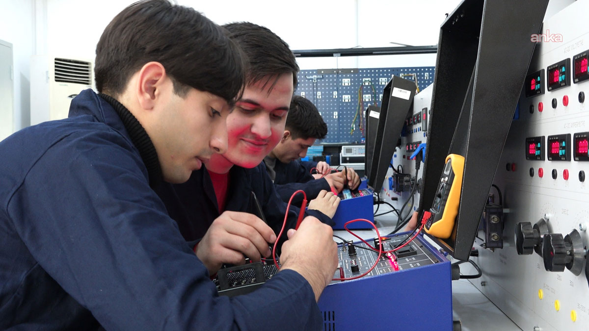 Üniversitelerde uygulamalı eğitim modeli yenilendi: Mezuniyet öncesi iş hayatı deneyimi artacak