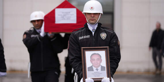 Araç muayene istasyonundaki kavga ölümle bitti: Polis memuru hayatını kaybetti
