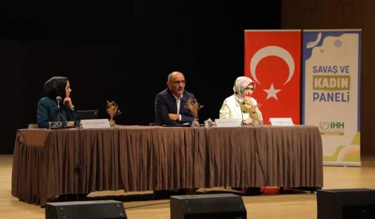 İHH, Kadın ve Savaş Paneli düzenledi