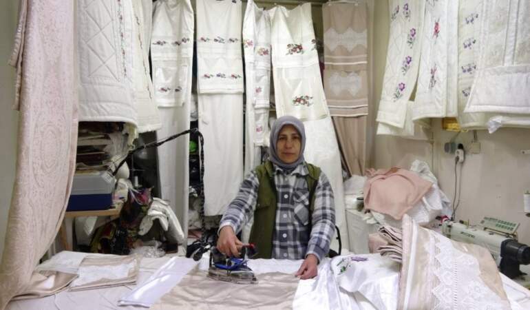 13 yaşında başladı, sabretti kendi atölyesini kurdu! Veresiye aldığı dikiş makinesiyle hayallerini gerçekleştirdi