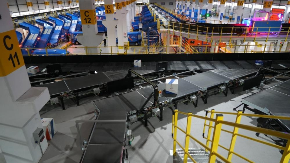 25 bin kargoyu bir saatte transfer ediyor, insan eli değmiyor! Kargo sektöründe çığır açan teknoloji