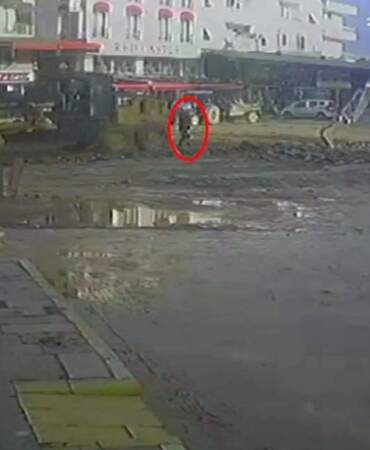 Belediye çalışanı iş makinesinin altında kaldı! Faciadan kıl payı kurtuldu