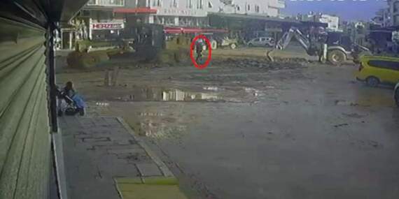 Belediye çalışanı iş makinesinin altında kaldı! Faciadan kıl payı kurtuldu