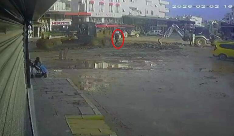 Belediye çalışanı iş makinesinin altında kaldı! Faciadan kıl payı kurtuldu