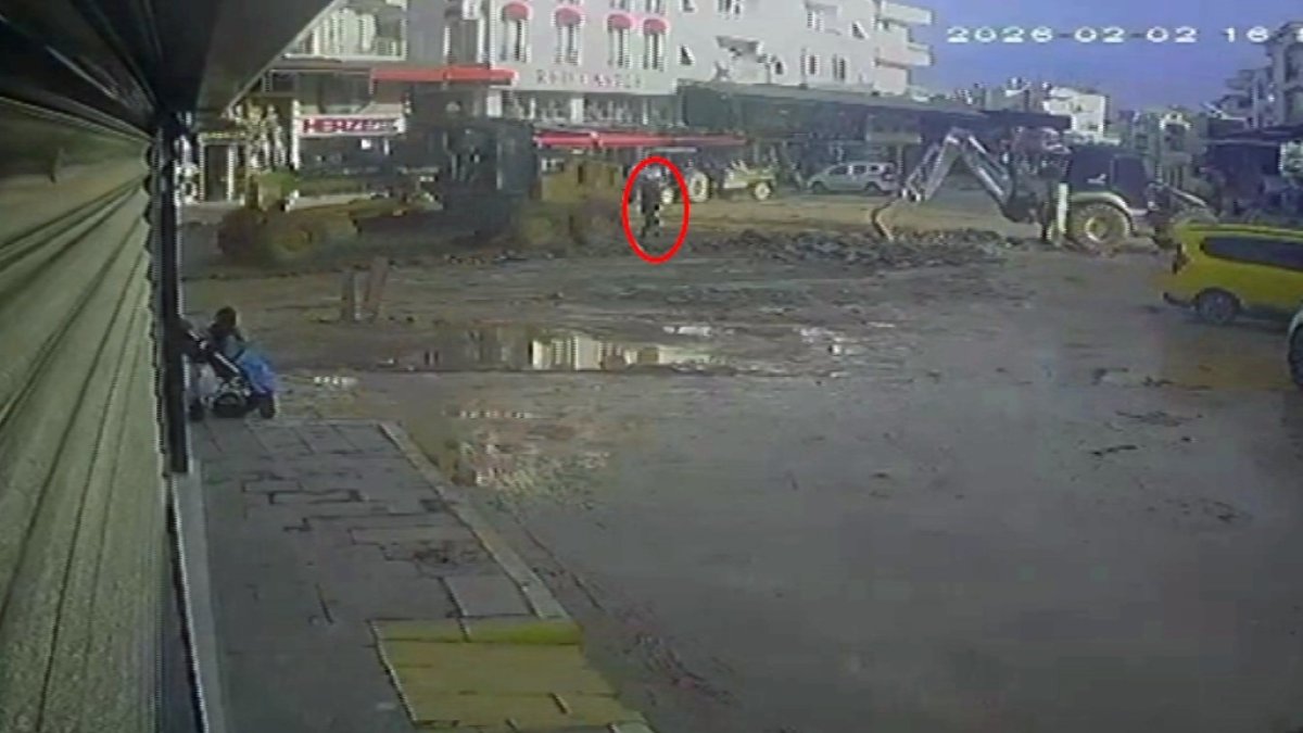 Belediye çalışanı iş makinesinin altında kaldı! Faciadan kıl payı kurtuldu