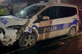 Sultanbeyli’de polis aracı ile minibüs çarpıştı: 3 yaralı
