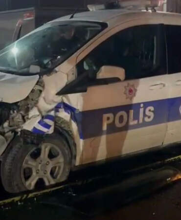 Sultanbeyli’de polis aracı ile minibüs çarpıştı: 3 yaralı