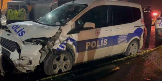 Sultanbeyli’de polis aracı ile minibüs çarpıştı: 3 yaralı
