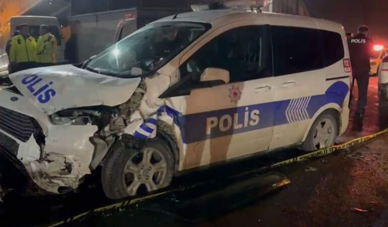 Sultanbeyli’de polis aracı ile minibüs çarpıştı: 3 yaralı