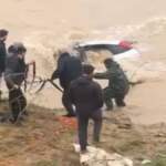 Bolu’da dereye gömülen otomobil için seferber oldular: Sürücü kurtuldu, vatandaşlar suya girdi!