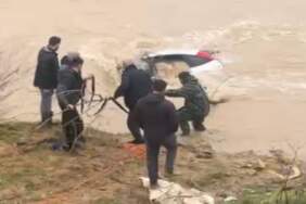 Bolu’da dereye gömülen otomobil için seferber oldular: Sürücü kurtuldu, vatandaşlar suya girdi!