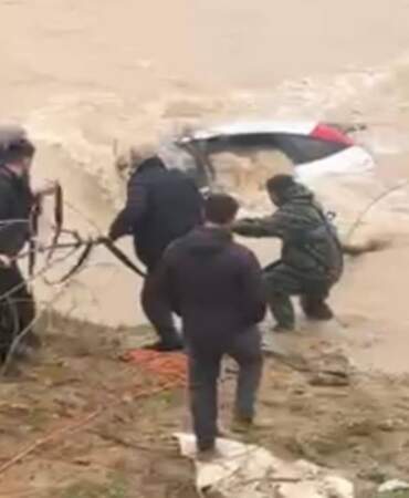 Bolu’da dereye gömülen otomobil için seferber oldular: Sürücü kurtuldu, vatandaşlar suya girdi!
