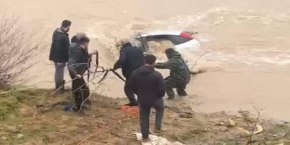 Bolu’da dereye gömülen otomobil için seferber oldular: Sürücü kurtuldu, vatandaşlar suya girdi!