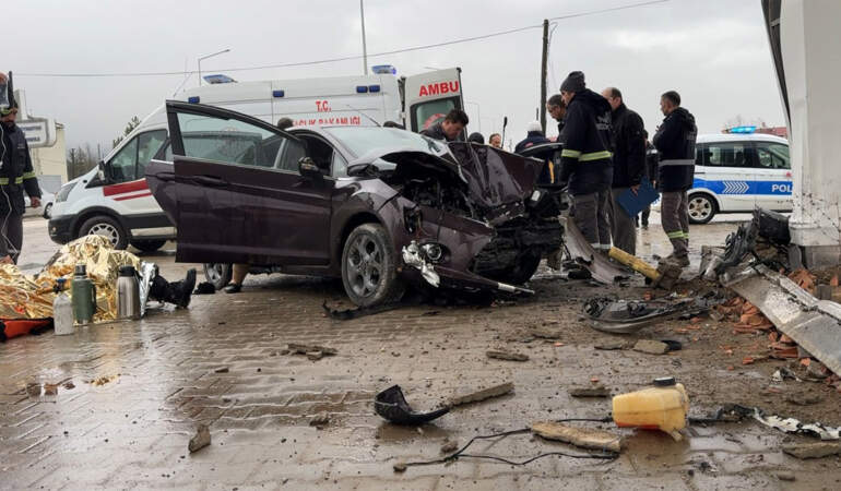 Karabük’te feci kaza! Otomobil beton bloğa çarptı: 1’i çocuk 5 yaralı